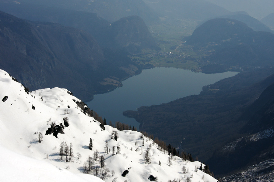 Zima in pomlad
S poti na Mohor. Kopna Bohinjska kotlina in sneg v sredogorju.
Ključne besede: mohor planina za migovcem bohinjsko jezero