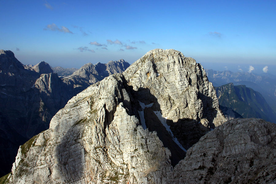 Pihavec
Pihavec, spredaj še Vrh nad Kamnom. Pogled z Bovškega Gamsovca.
Ključne besede: bovški gamsovec pihavec vrh nad kamnom