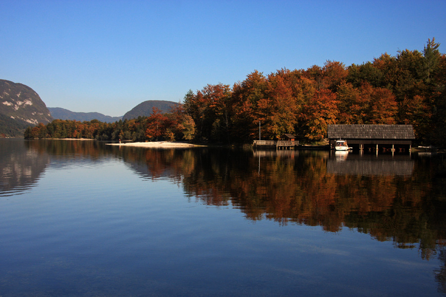 Jesen ob jezeru IX.
Čolnarna v Ukancu.
Ključne besede: bohinj jezero ukanc