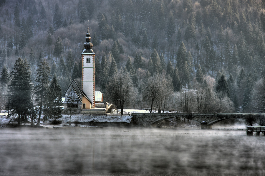 V hladnem jutru
Hladno jutro na Bohinjskem jezeru.
Ključne besede: bohinjsko jezero cerkev svetega janeza bohinj
