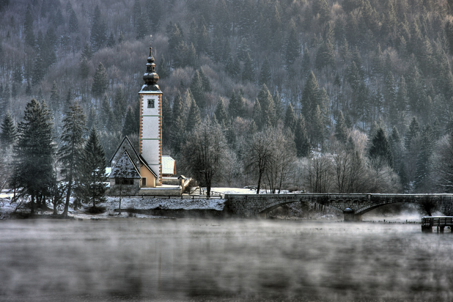 V hladnem jutru
Hladno jutro na Bohinjskem jezeru.
Ključne besede: bohinjsko jezero cerkev svetega janeza bohinj