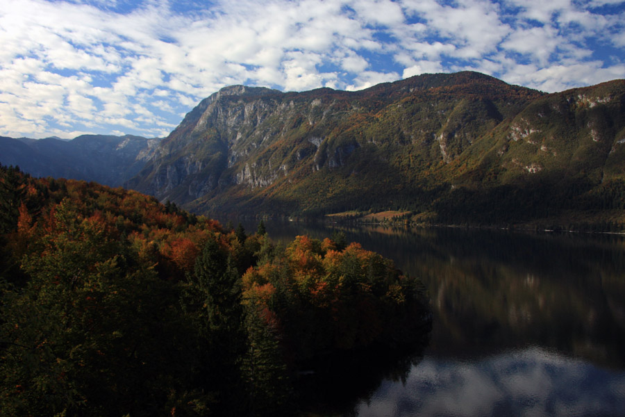 Jesen ob jezeru III.
Posnetek s Skalce. 
Ključne besede: bohinj jezero