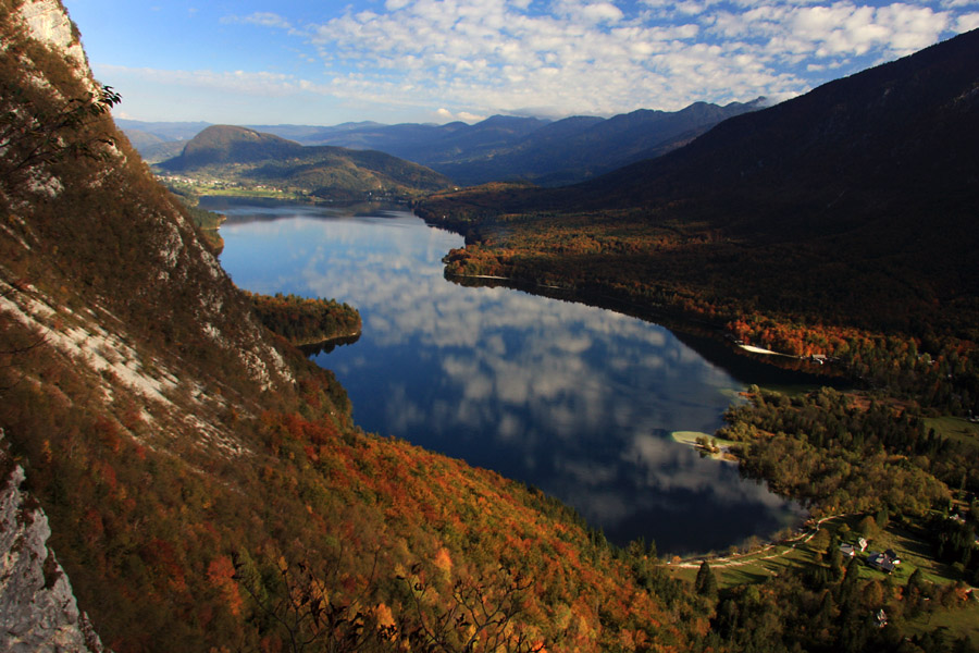 Jesen ob jezeru II.
Jesenske barve ob jezeru, v njem pa plava nekaj ovčic. Posnetek je z "Nosa" pod Pršivcem.
Keywords: jezero bohinj