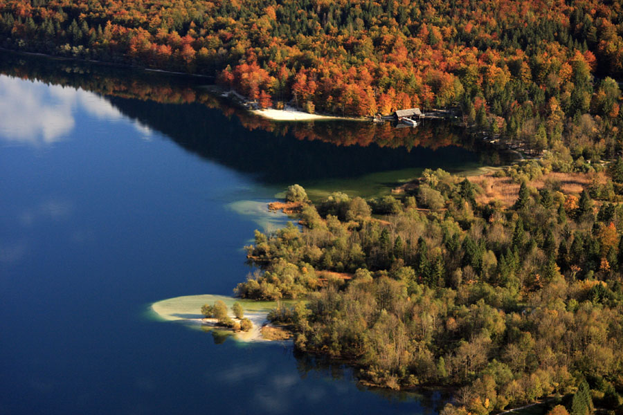 Jesen ob jezeru VII.
Čolnarna v Ukancu. 
Ključne besede: bohinj jezero ukanc