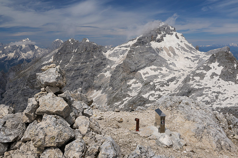 Vrh Bovškega Gamsovca
Vrh Bovškega Gamsovca z vpisno knjigo. 
Ključne besede: bovški gamsovec planja razor