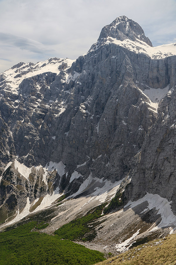 Triglav
Sneg v visokogorju in zeleve bukve v dolini.
Ključne besede: bovški gamsovec triglav triglavska severna stena