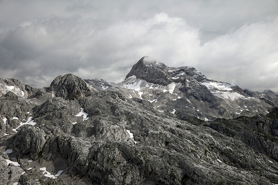 Triglav
Ne, ni črno beli posnetek :)) Z Debelega vrha.
Ključne besede: debeli vrh triglav