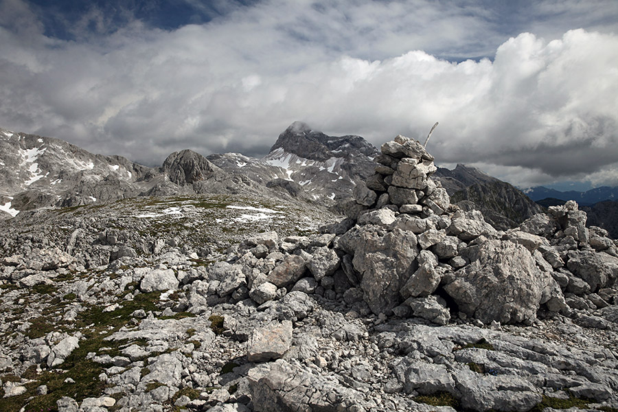 Z Debelega vrha
Hladen, vetroven in kasneje meglen, prvi poletni dan na Debelem vrhu.
Ključne besede: debeli vrh triglav