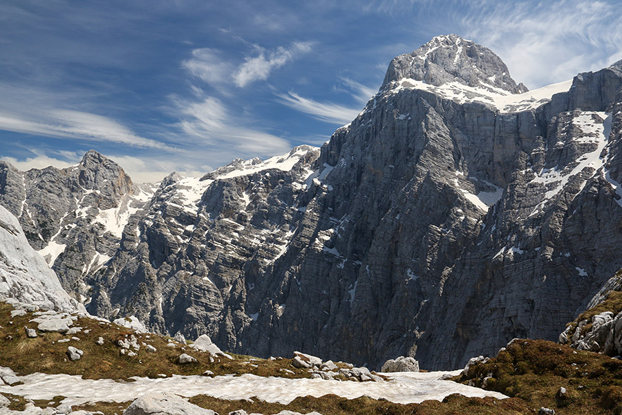 Triglav
Vso pot z Luknje proti Bovškemu Gamsovcu lahko občudujemo Triglav in njegovo severno steno.
Ključne besede: bovški gamsovec triglav triglavska severna stena