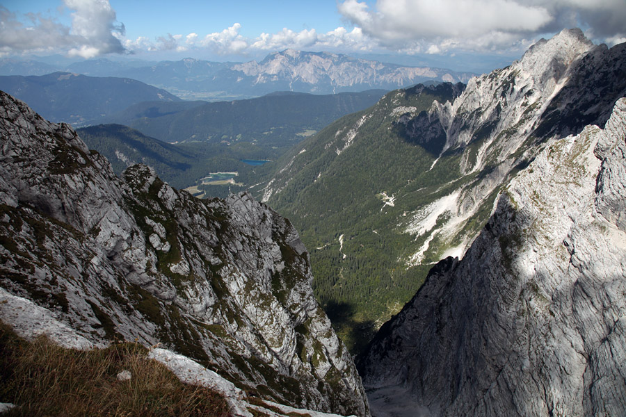 Z bivaka Travisio I.
Izpred bivaka Ttravisio na Robu nad Zagačami. Zadaj sta Belopeški jezeri, po dolini spodaj pa vodi ferata Via della vita.
 
Ključne besede: rob nad zagačami bivak travisio