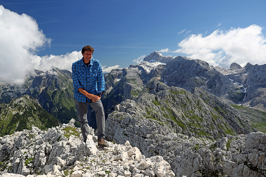 Greben Velikega Špičja
Tudi Polona postaja dober fotograf. No, ob primernem modelu to verjetno ni problem ... :)) Na grebenu Velikega Špičja.
Ključne besede: veliko špičje