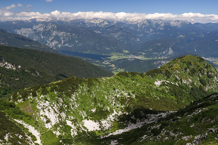 S Črne prsti
Greben Kozji rob in Lisec, zadaj pa Bohinjsko jezero.
Ključne besede: črna prst kozji rob lisec bohinjsko jezero