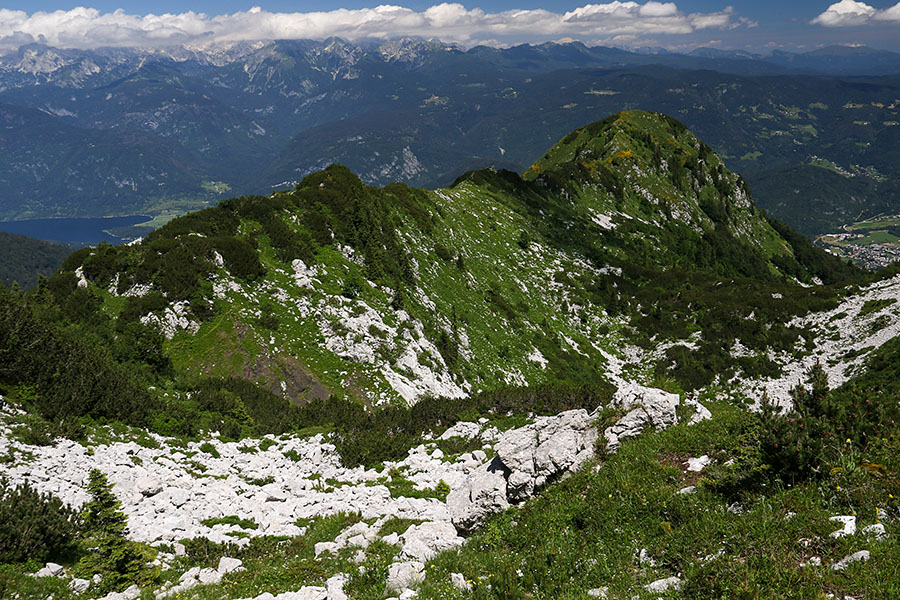 Kozki rob in Lisec
Sestop s Črne prsti proti Kozjemu robu in Liscu.
Ključne besede: črna prst kozji rob lisec