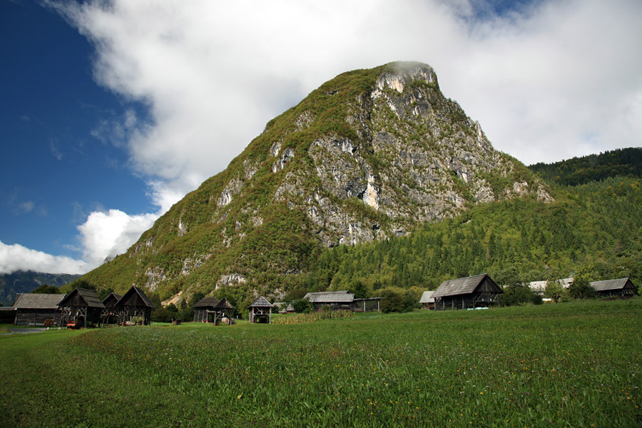 Studor
Studor s kozolci.
Ključne besede: studor zgornja bohinjska dolina