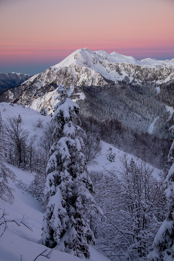 Proti Črni prsti
S Slatnika (1609m).
Ključne besede: soriška planina slatnik črna prst