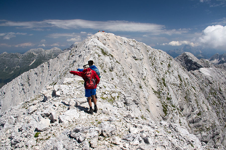 Pod Kaninom
Bo že nekaj tam doli, če oba kažeta tja ...
Ključne besede: mali visoki kanin