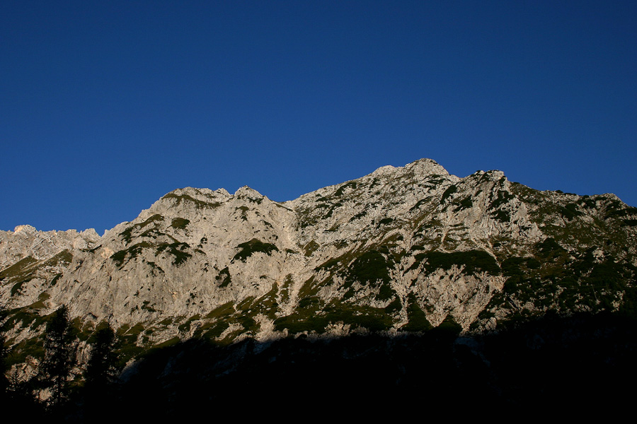 Nad planino Zapotok
SZ od Zadnje Trente je veliko brezpotnih vrhov. Prvi od sedla kanja je še najlažje prehodni Zagorelec.
Ključne besede: sedlo kanja zagorelec planina zapotok