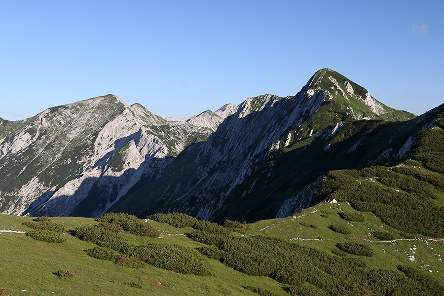 Sedlo Suha
Na sedlu Suha. Zadaj sta Vogel in Šija.
Ključne besede: sedlo čez suho vogel šija