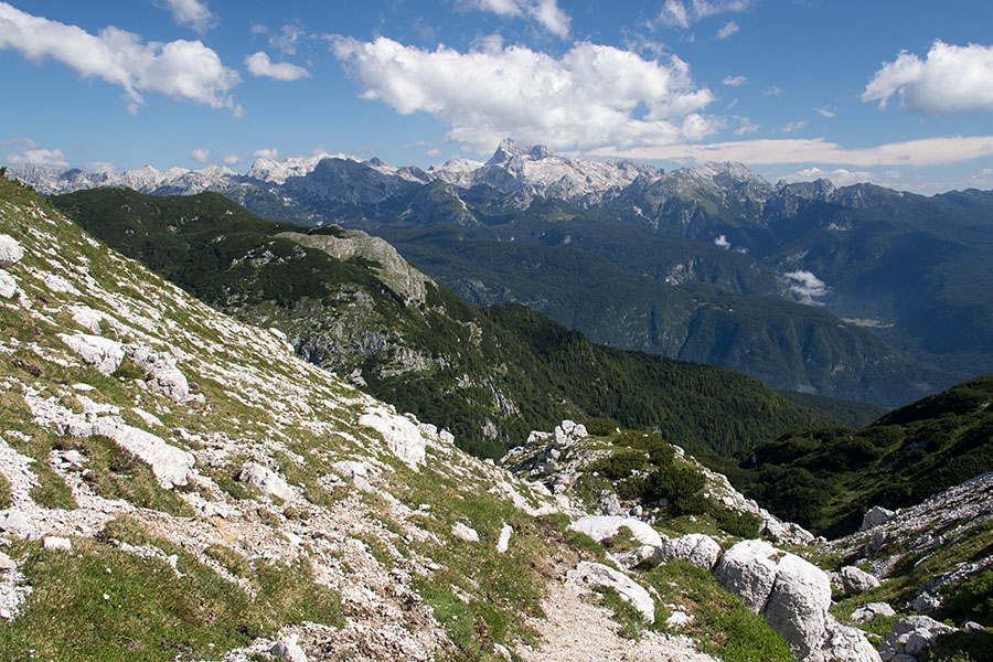 Z Rodice
Spust Za ulcam proti planini Suhi.
Ključne besede: rodica za ulcam planina suha triglav