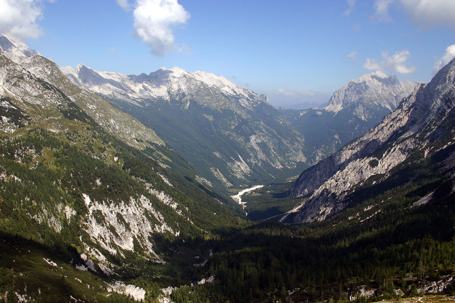 Zadnja Trenta
Zadnja Trenta. Nekje s poti s sedla Kanja proti planini Zapotok.
Ključne besede: zadnja trenta planina zapotok
