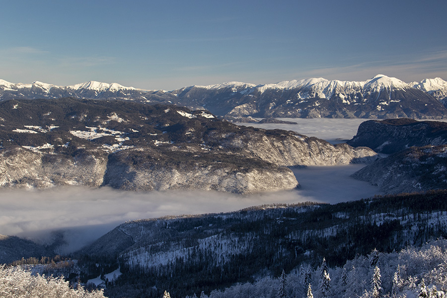 Proti Stolu
Megle vse od Bohinja do Bleda. Nekje med Možicem in Čevžljem. Od tu v lepem vremenu (brez megle) lahko vidimo Bohinjsko in del Blejskega jezera.
Ključne besede: soriška planina možic čevželj
