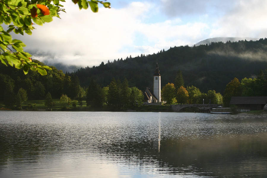 Bohinjsko jezero
Bohinjsko jezero in Sv. Janez.
Ključne besede: bohinjsko jezero bohinj jesen