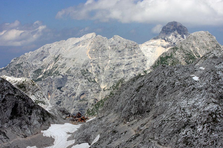 Porušeni Dolič II.
Porušena koča na Doliču, Prisank in Razor. Z Mišeljske glave.
Ključne besede: koča dolič prisank razor mišeljska glava