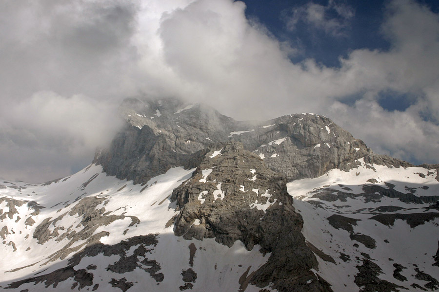 Skriti očak
Gore so se danes hitro ovile v oblake. Triglav z Mišelj vrha.
Ključne besede: mišelj vrh triglav