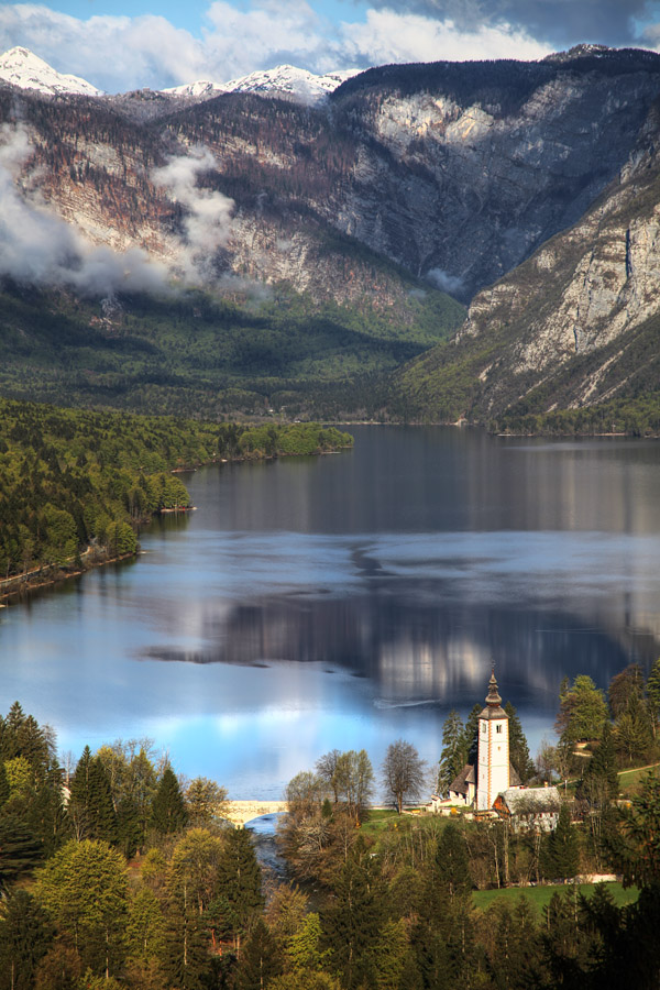 Bohinjsko jezero V.
Posnetek s Peči. Sv. Janez in stene Komarče v ozadju.
Ključne besede: bohinj jezero