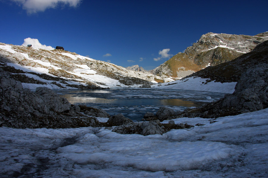 Rjavo jezero II.
Rjavo jezero je sicer najvišje ležeče v skupini Triglavskih sedmerih jezer. Za par metrov preseže višino 2000m.
Ključne besede: rjavo jezero prehodavci 7j