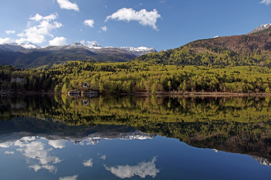 Bohinjsko jezero VI.
Pomlad ob jezeru in zima v gorah.
Ključne besede: bohinj jezero