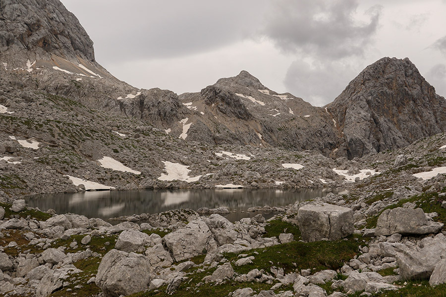 Rjavo jezero
Najvišje ležeče med Triglavskimi jezeri je Rjavo jezero.
Ključne besede: rjavo jezero zadnji vogel velika zelnarica