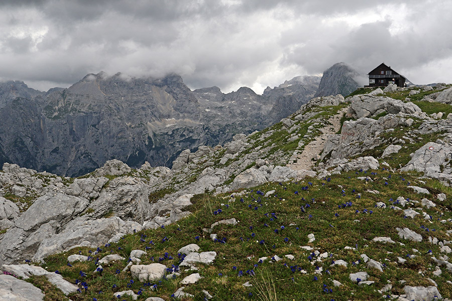 Prehodavci
Koča na Prehodavcih.
Ključne besede: prehodavci