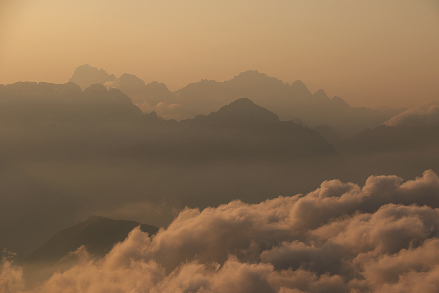 S Krna
Silhuete Zagodnjih Julijcev s Krna.
Ključne besede: krn montaž špiki viš