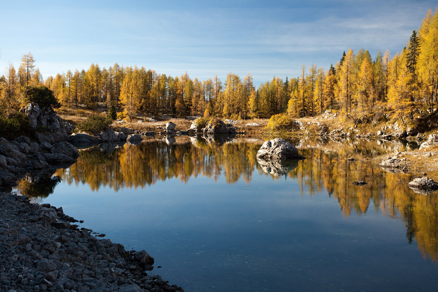 Dvojno jezero V.
Jesenski macesni ob Dvojnem jezeru.
Ključne besede: dvojno jezero sedmera jezera dolina triglavskih jezer