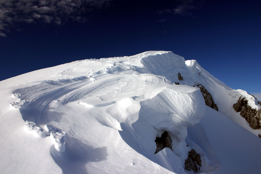 Brda
Veter je res umetnik na snegu. Gora Brda.
Ključne besede: brda