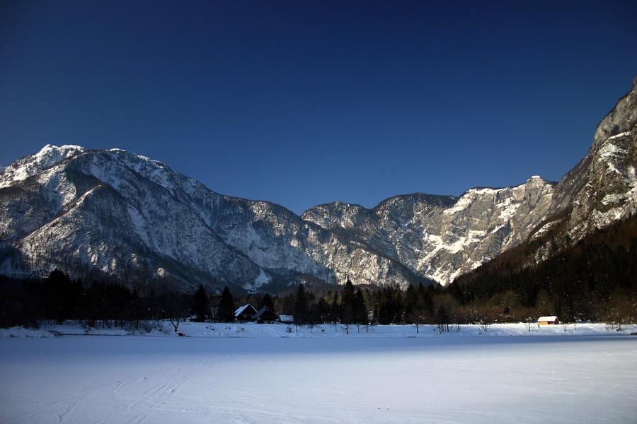 Ukanc
Ukanc z zaledenelega jezera.
Ključne besede: ukanc bohinjsko jezero bohinj zima