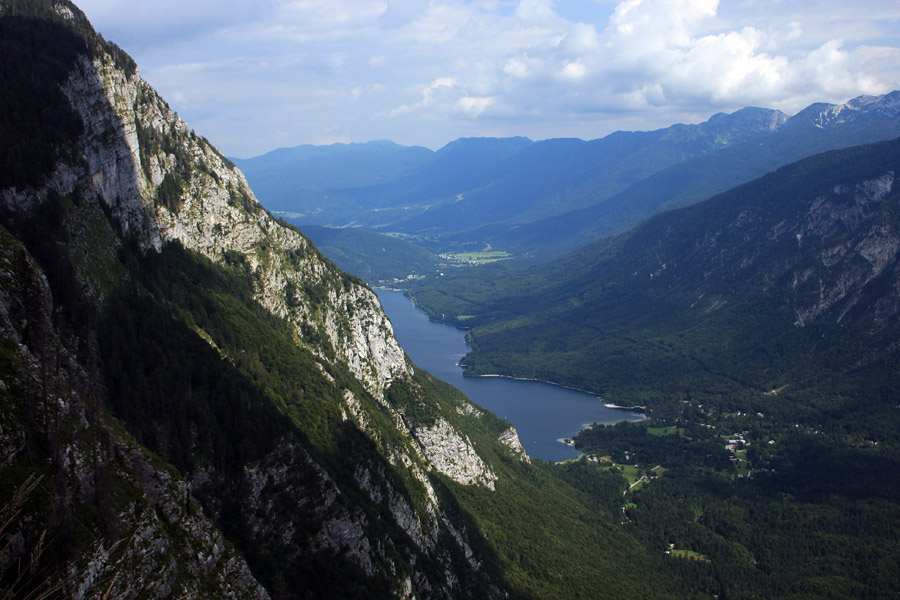 S poti na Komno
S Črnega jezera proti Komni je večkrat možno videti Bohinjsko jezero. Blizu Orliča.
Ključne besede: črno jezero komna orlič bohinjsko jezero