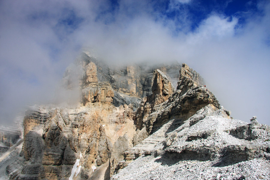 Tofana v megli
Tofana di Mezzo v megli. S ferate Gianni Aglio.
Ključne besede: tofana di mezzo ferata ferrata gianni aglio dolomiti