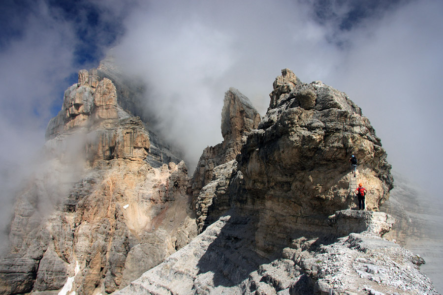 Po lestvi
Prva, 8m dolga lestev nam olajša plezanje čez prvi večji skok. 
Ključne besede: tofana di mezzo ferata ferrata torre gianni aglio dolomiti