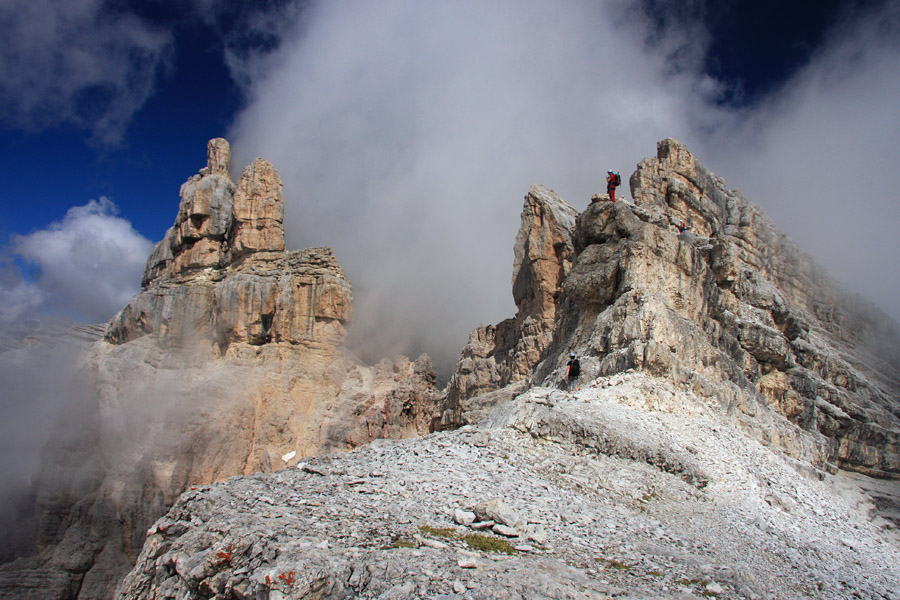 Torre Aglio
Mogočni Totte Aglio (levo) preko katerega poteka najtežji del ferate Gianni Aglio na Tofano di Mezzo.
Ključne besede: tofana di mezzo ferata ferrata gianni torre aglio dolomiti
