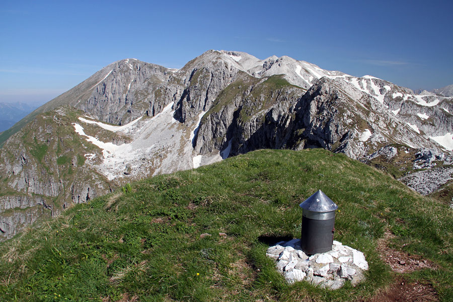 Na Rdečem robu II.
Vrh z vpisno knjigo.
Ključne besede: rdeči rob škofič vrh nad peski krn