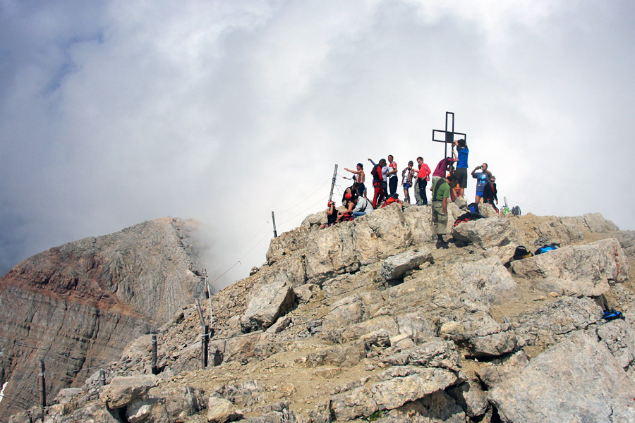Zadovoljni na vrhu
Tofana di Mezzo (3244m) je tretji najvišji vrh v Dolomitih. Tisti "nesrečni" alpski velikan, ki so ga oskrunili z gradnjo žičnice, ki pripelje skoraj do vrha. Zadovoljstvo in navdušenje pa je precej večje pri tistih, ki so opravili pristop peš po ferati Gianni Aglio. Zadaj je Tofana di Dentro.
Ključne besede: tofana di mezzo dentro ferata  ferrata gianni aglio dolomiti