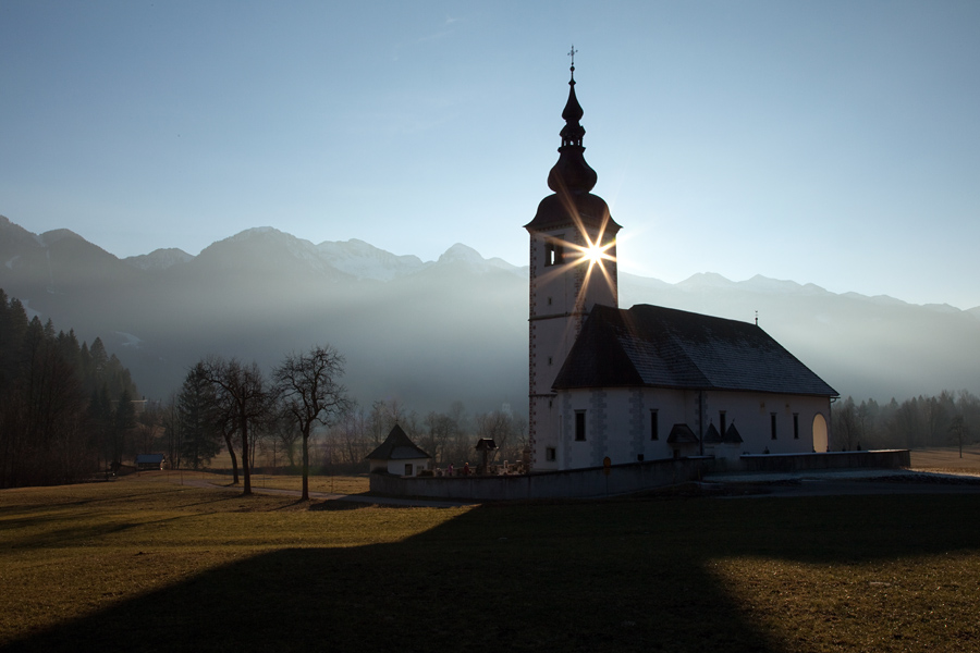 Sonce med zvonovi
Cerkvica na Bitnjah v Bohinju.
Ključne besede: cerkev bitnje bohinj