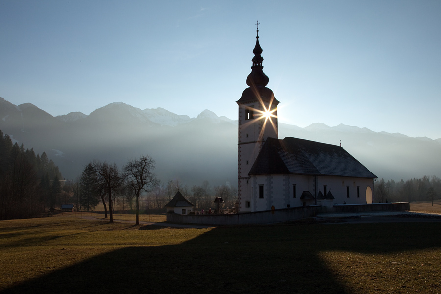 Sonce med zvonovi
Cerkvica na Bitnjah v Bohinju.
Ključne besede: cerkev bitnje bohinj
