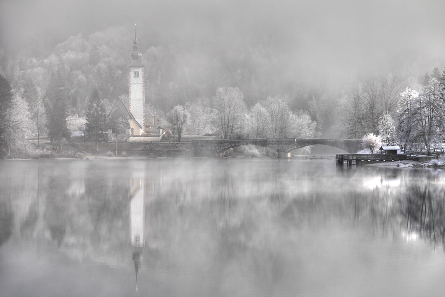 Bohinj I.
Sv. Janez v meglicah.
Ključne besede: bohinj jezero sv. janez