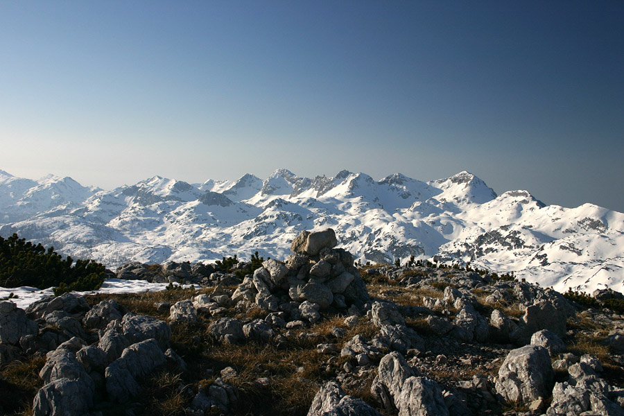 Vrh Kala I
Vrh Kala je spihan in kopen. Zadaj južne Bohinjske gore.
Ključne besede: kal južne bohinjske gore