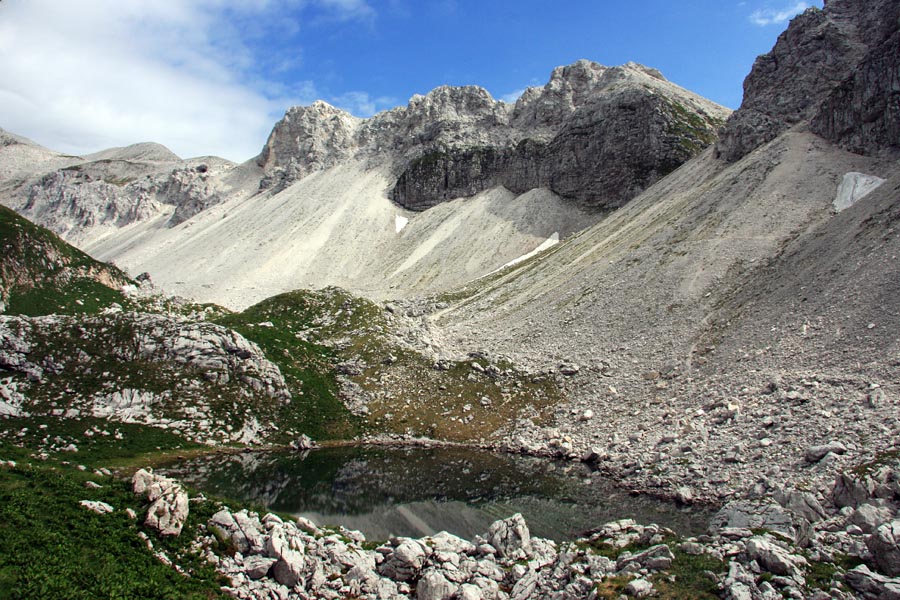 Jezero v Lužnici II.
Z juga verjetno najbolj fotogeničen, ko nam ozadje delajo gore Malih peskov.
Ključne besede: jezero v lužnici škofič vrh nad peski mali peski