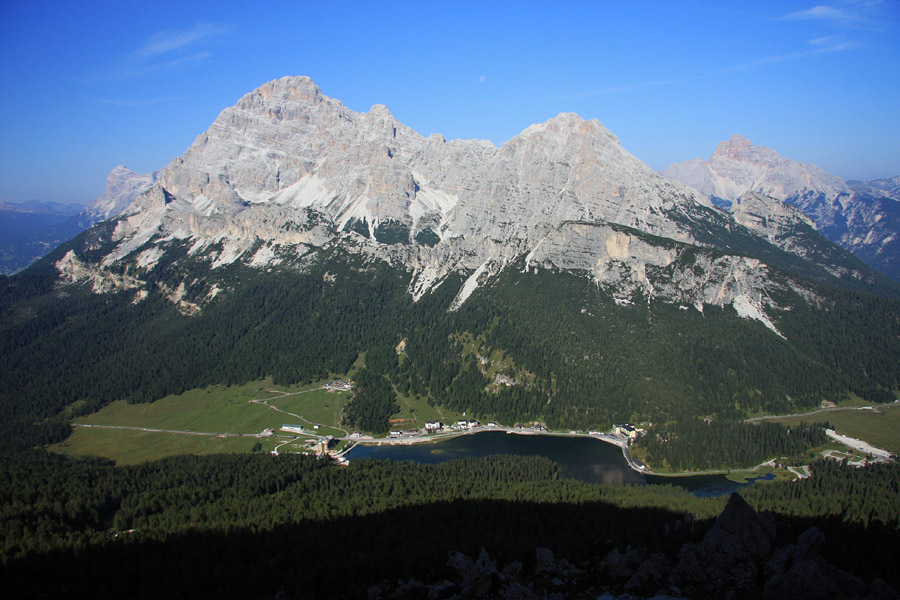 Monte Cristalo
Misurina in Monte Cristalo. Na začetku današnje poti (št. 117) po Cadinih di Misurina. Med zgornjo postajo žičnice Rif. Col de Varda in prvim sedlom forc. de Misurina.
Ključne besede: monte cristalo cadini di misurina rif. col de varda forcella de misurina 117 dolomiti