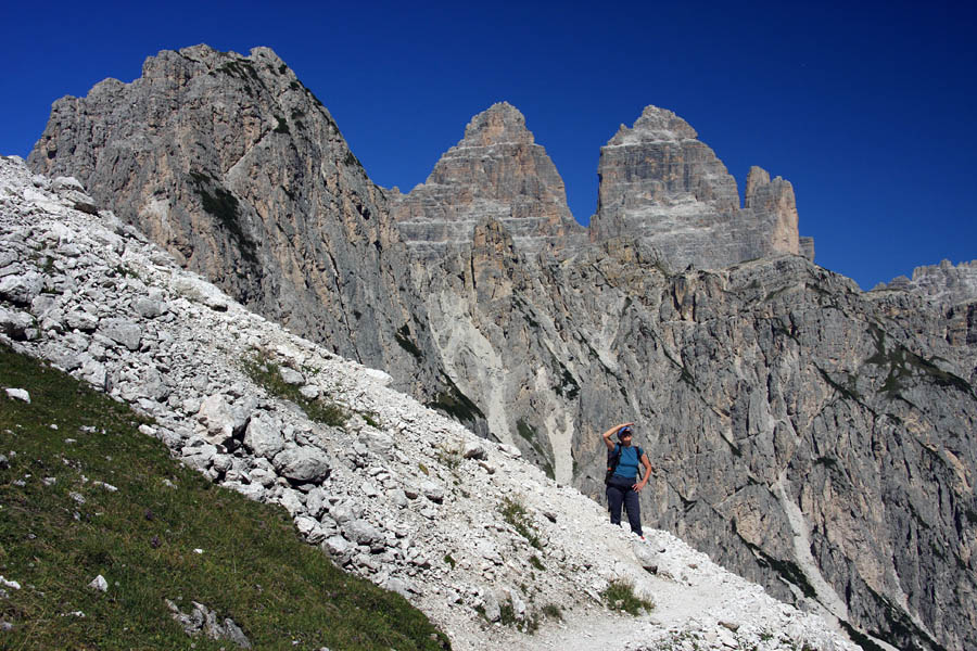 Cima Cadin di Rimbianco
Pot proti Cimi Cadin di Rimbianco. Pot je speljana mimo gore, potem pa se strmo povzpne na greben. Zadaj spet del Treh Cin.
Ključne besede: pot bonacossa cima cadin di rimbianco tri tre cine cime colomiti